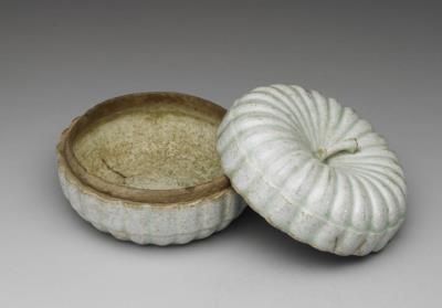 图片[3]-Box with chrysanthemum petal and Duan family-mark in bluish-white glaze, Southern Song dynasty, 12th – 13th century-China Archive